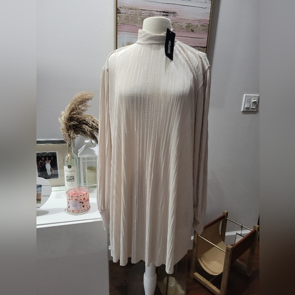 NWT Boohoo sz 12 champagne color blouse dressy gold tones long sleeves loose fit - Picture 1 of 4